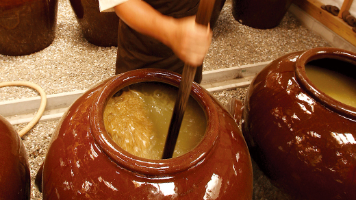 水と大地の黒酢は職人たちの長年の経験による技で熟成されていきます