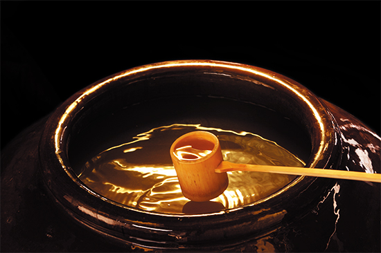 水と大地の黒酢は、かめの底に沈殿した「もろみ」は使わず、上澄みの純粋な黒酢だけを使用しています